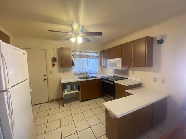 Foto del edificio - Large Six Bedroom Home