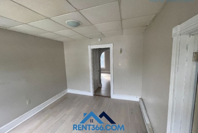 Building Photo - 582 Sunbury St