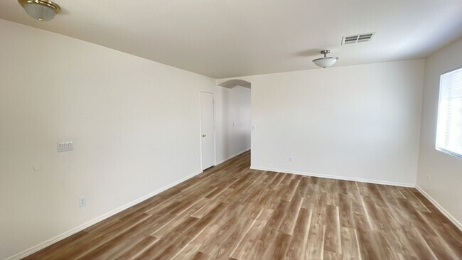 Foto del edificio - Charming 3 bedroom in Tolleson, new paint and flooring!!
