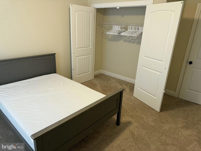 Foto del edificio - 7986 Benjamin Stoddert Ct