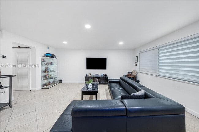 Building Photo - 9971 W Bay Harbor Dr