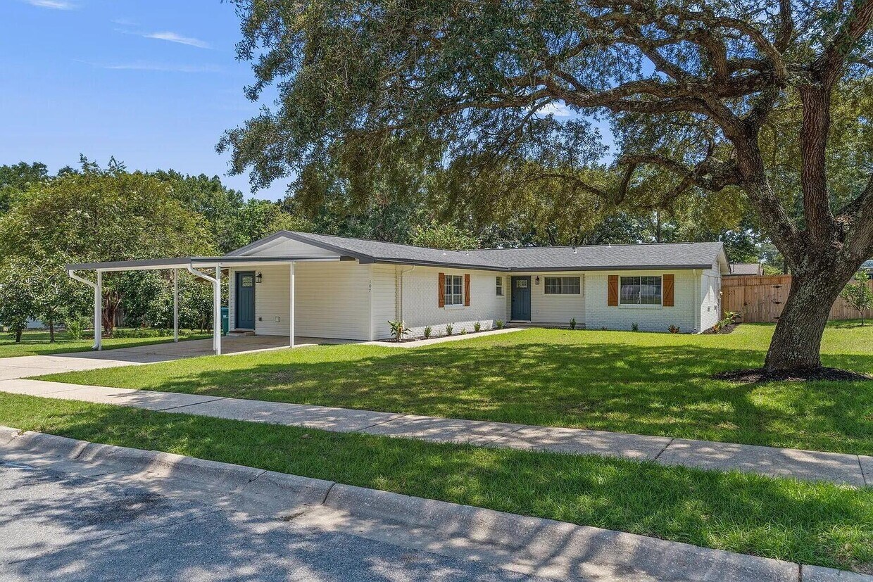 Primary Photo - 107 Lake Ct