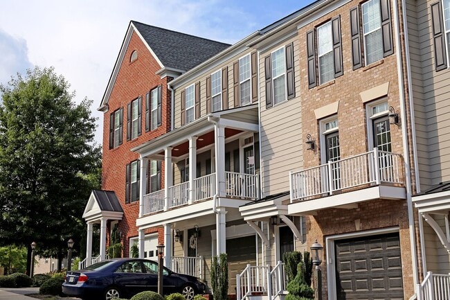 Building Photo - Dog-Friendly Avinity Townhome With Mountain Views