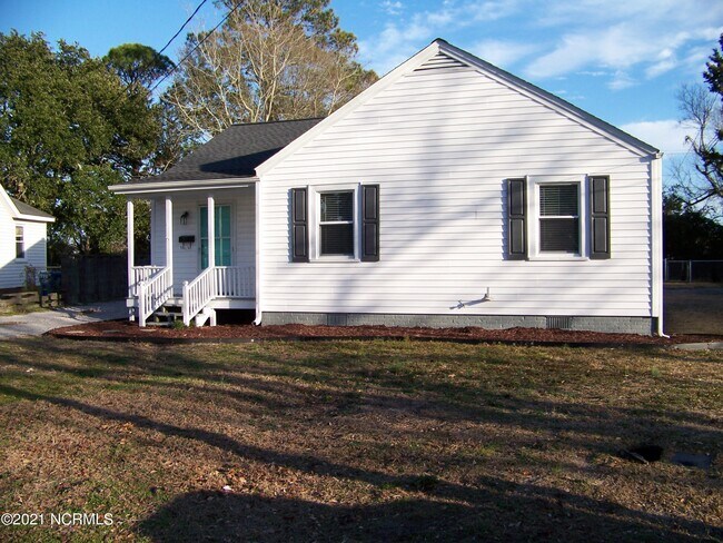 Building Photo - 2711 Homes Dr