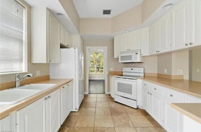 Building Photo - 2302 Heydon Cir W