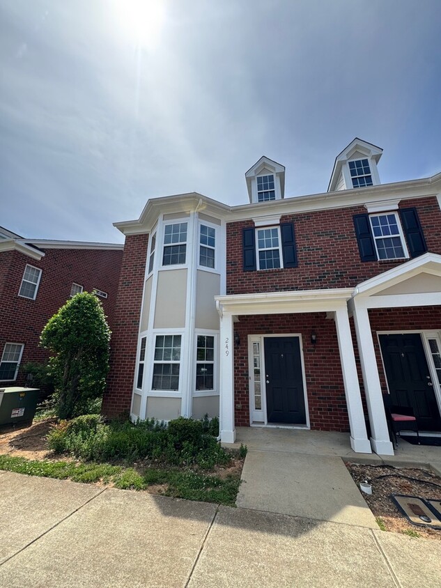 Primary Photo - Beautiful and Spacious 2 Bedroom 2.5 Bath ...