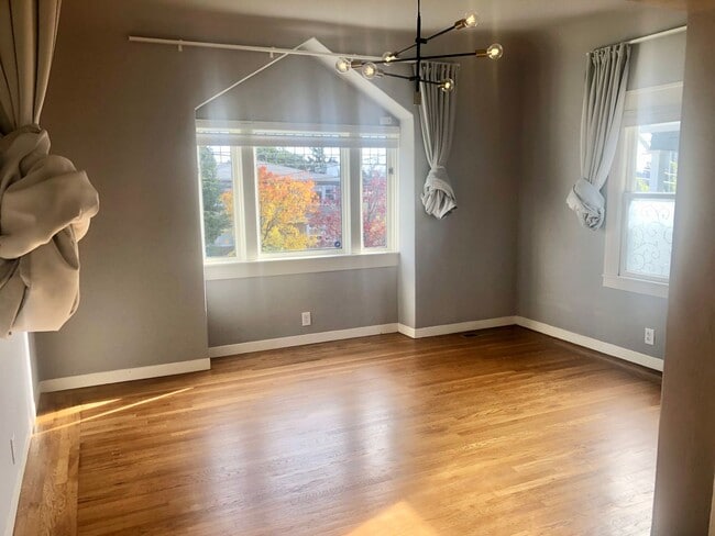 Building Photo - Sunny one bedroom house surrounded by lush...