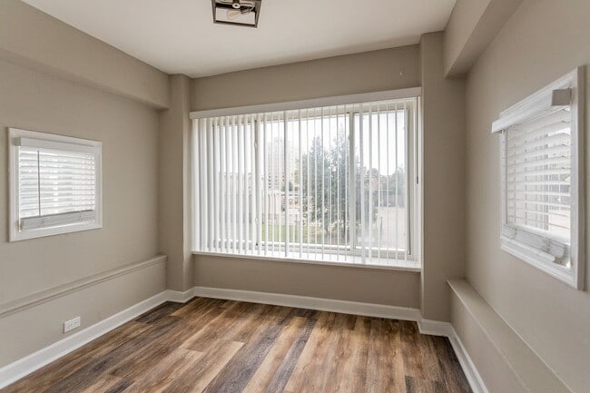Building Photo - Historic Style, Modern Comforts, Prime Loc...