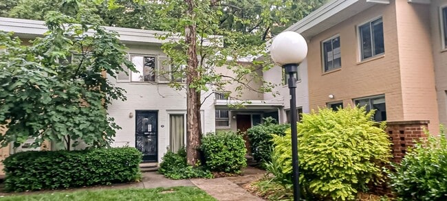Foto del edificio - Sunlit 2 Bed 1 Bath, 3 Level Townhome in S...