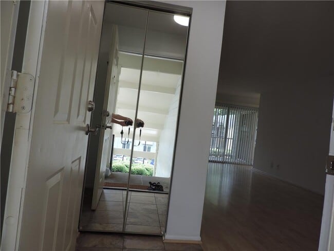 Building Photo - 68 Springhedge Ct St