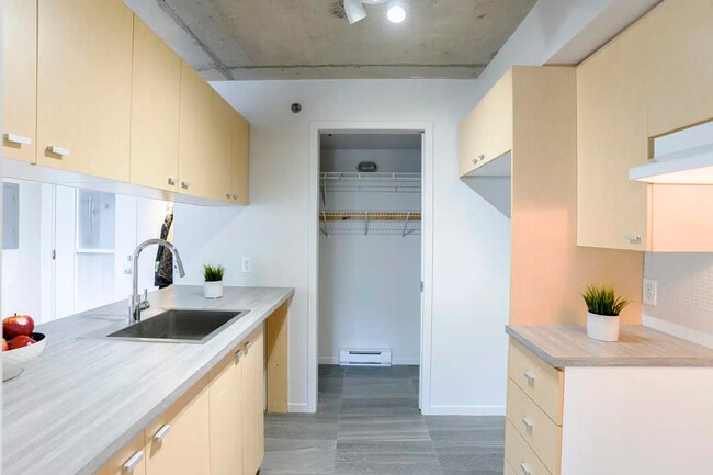 Building Photo - 325 Rue Arago E