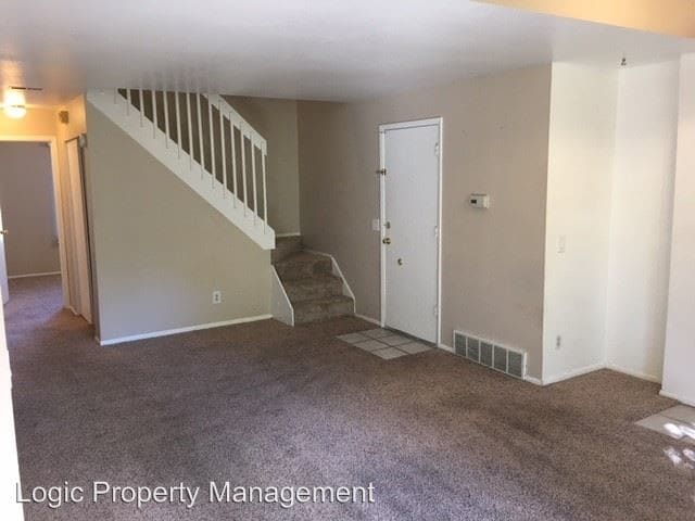 Primary Photo - 435 E Creekside Cir