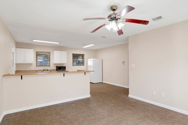 Foto del edificio - Renovated 3 bedroom home near UWF