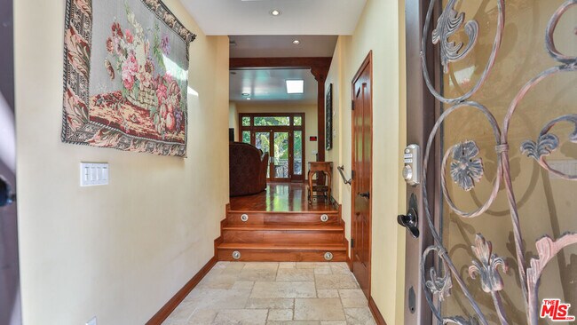 Foto del edificio - 2264 Beverly Glen Pl