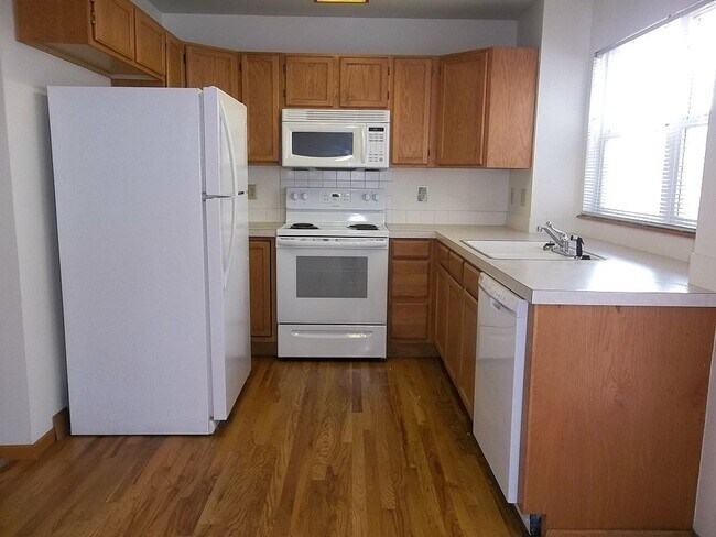 Foto del edificio - Comfortable and Bright 3-Bedroom Home Available This June