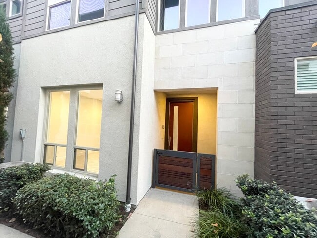 Foto del edificio - Updated 3 bed / 2.5 bath home in the desirable Frame & Focus community of Civita