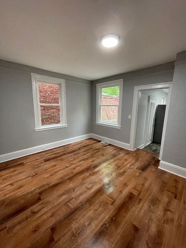 Foto del edificio - Updated 3 Bedroom House With a backyard and Laundry