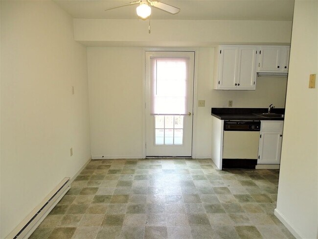 Foto del edificio - 574 E Newport Rd
