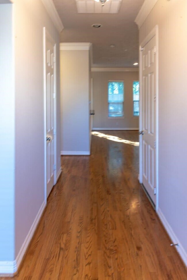 Building Photo - 1507 Shady Villa Manner