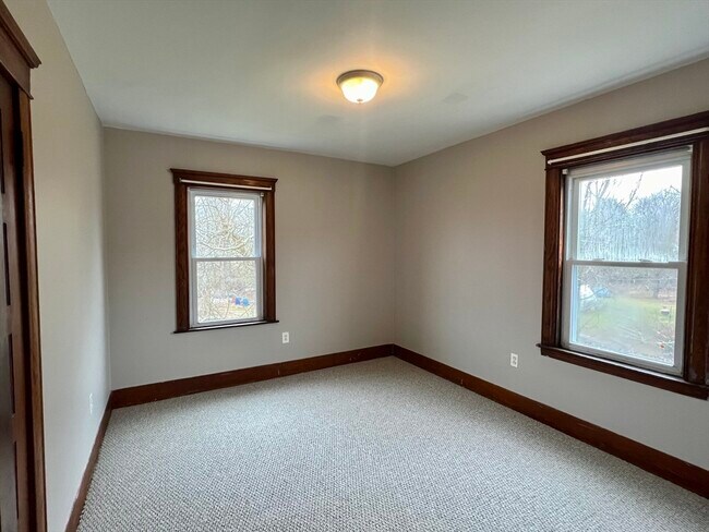 Building Photo - 308 Pleasant St