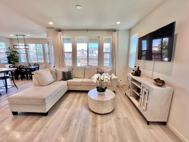 Foto del edificio - $2,395 Belmont & Fowler, Gated Community &...