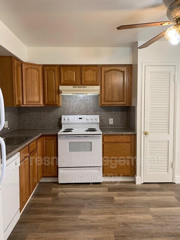 3327 E Sierra Madre Ave Unit B, Fresno, CA 93726 Condo for Rent in