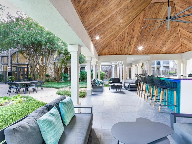 Relájese bajo el pabellón con asientos cómodos, un ventilador de techo y un animado bar junto a la piscina a solo unos pasos. - Alister Sunset Valley