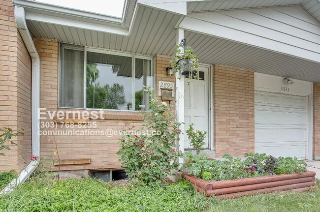 Foto del edificio - 4-Bedroom, 2-Bathroom Home with Large Yard...