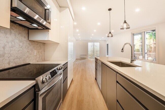 Building Photo - 364 Rue Delinelle
