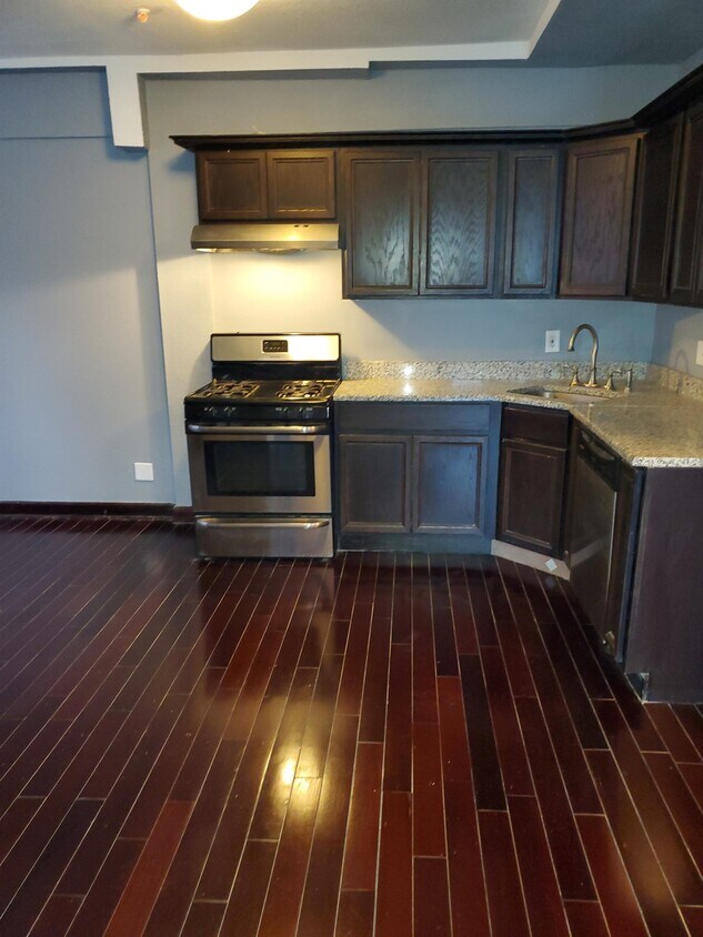 Foto principal - 8845 E Jefferson Ave