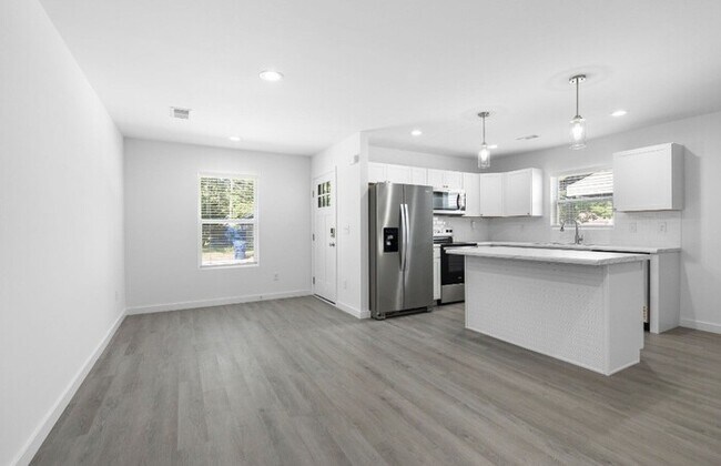 Building Photo - Available Now: New Three Bedroom Townhouse in Woodruff SC!
