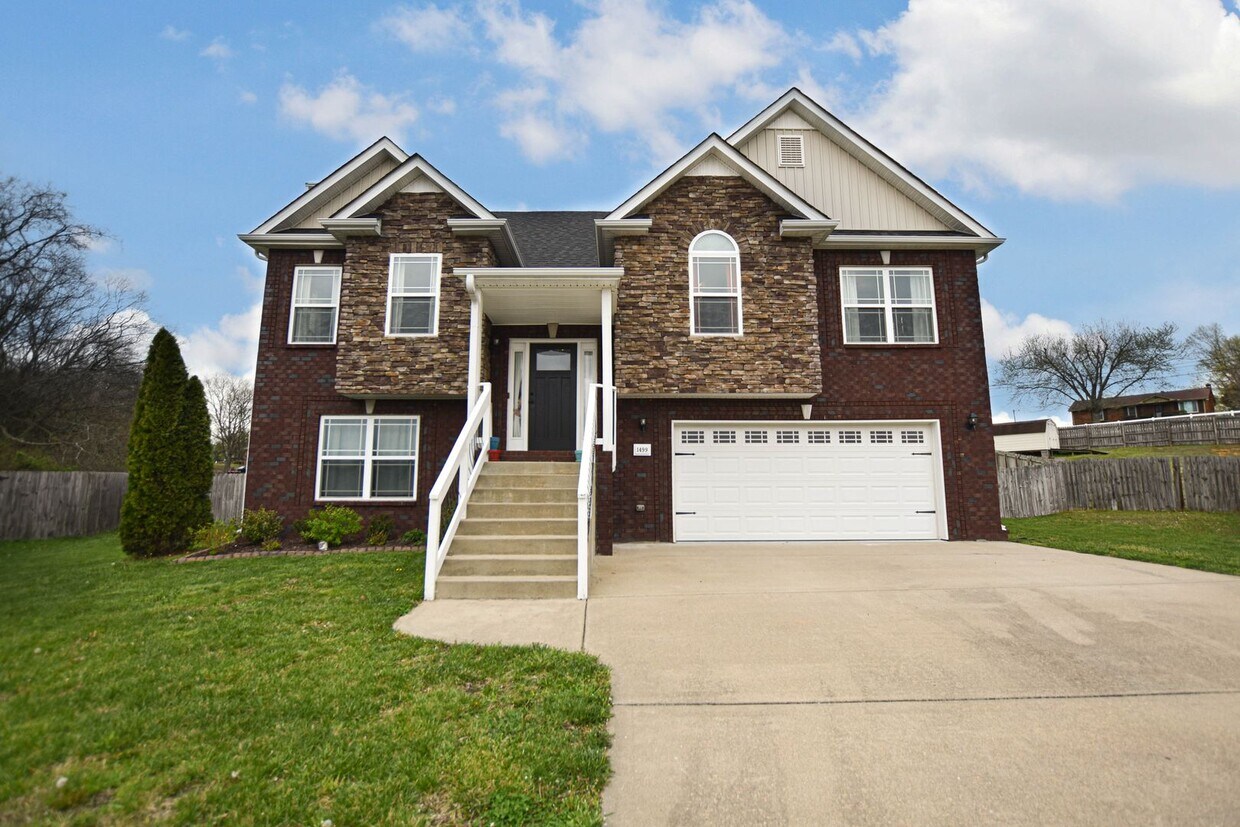 Primary Photo - Pet Friendly Four Bedroom with Basement in...