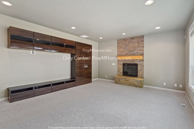 Foto del edificio - NEW Photos! Stunning Custom-Built Three Bedroom Home- With An Additional Room!