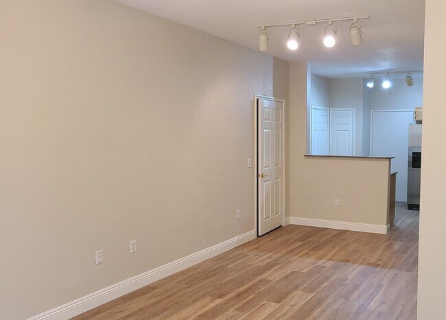 Foto del edificio - 1 Bedroom in Chateau Nouveau with TWO car tandem attached garage