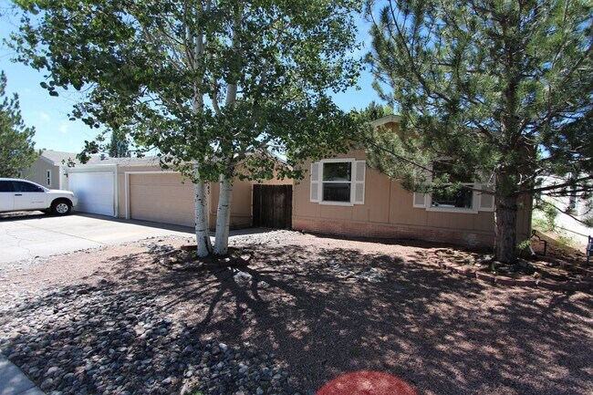 Foto del edificio - Bright 3-Bedroom Home with Fenced Yard + Detached 2-Car Garage
