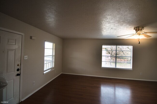 Building Photo - 2 br, 1 bath 4plex - 3708 Forestwood Drive D