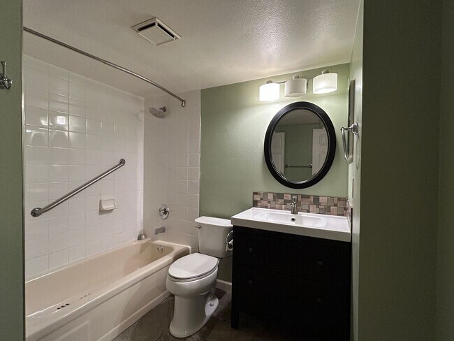 Building Photo - **Leasing Special** Newly renovated 1 Bed/...