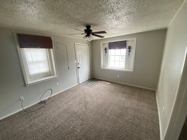 Building Photo - 911 5th Ave