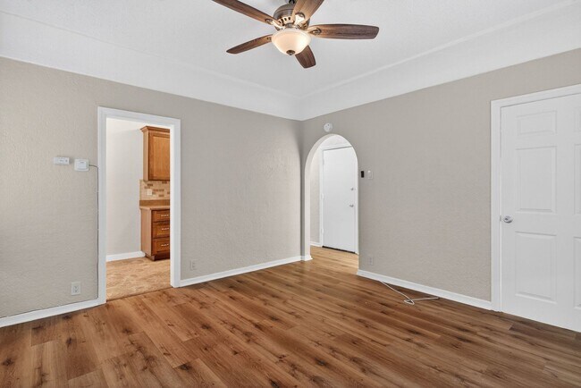 Building Photo - 1324 N Peterson Ave