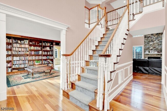 Foto del edificio - 48 Flagstone Hill Rd