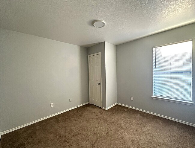 Building Photo - 2712 Ashley Dr