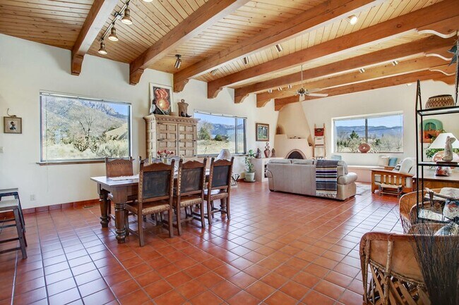 Foto del edificio - 3 Bedroom, 2 Bathroom Home in North Albuqu...