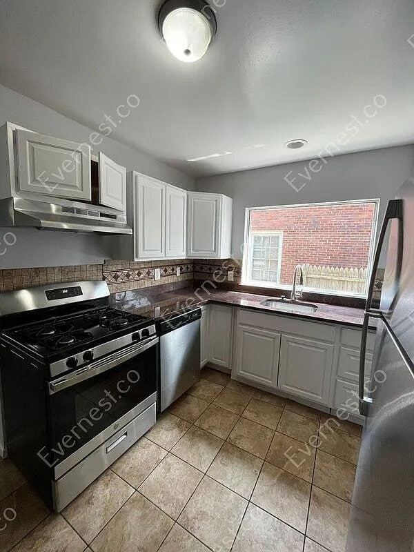 Building Photo - 14233 Piedmont St