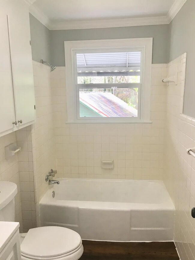 Foto del edificio - Beautiful 2 Bedroom 1 Bathroom Home with S...