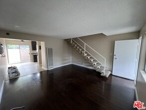 Building Photo - 6233 N Clybourn Ave