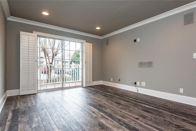 Foto del edificio - 3135 Seven Pines Ln