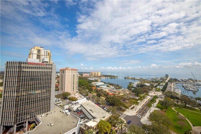 Foto del edificio - 180 Beach Dr NE