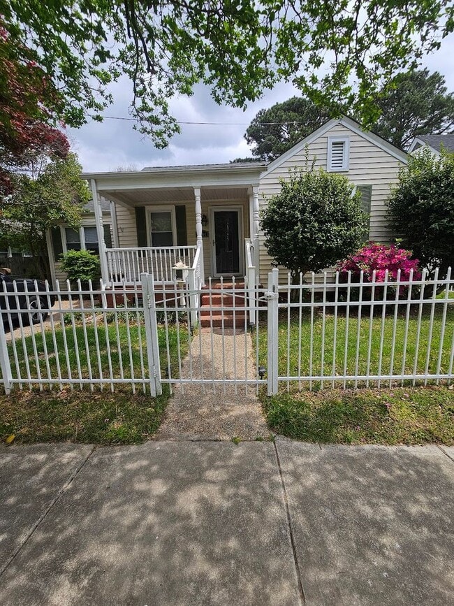 Building Photo - Well Maintained Three Bedroom Home in Norf...