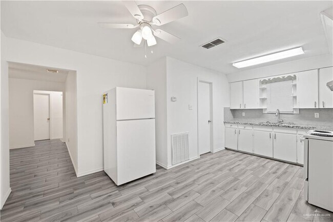 Building Photo - 1120 Vista Hermosa St