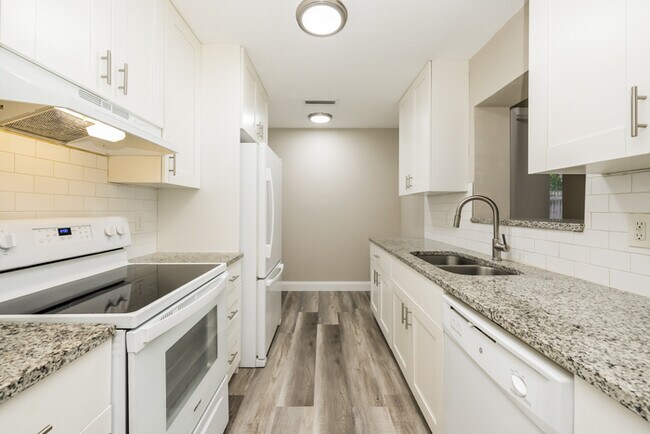 Building Photo - 1023 San Pedro Dr